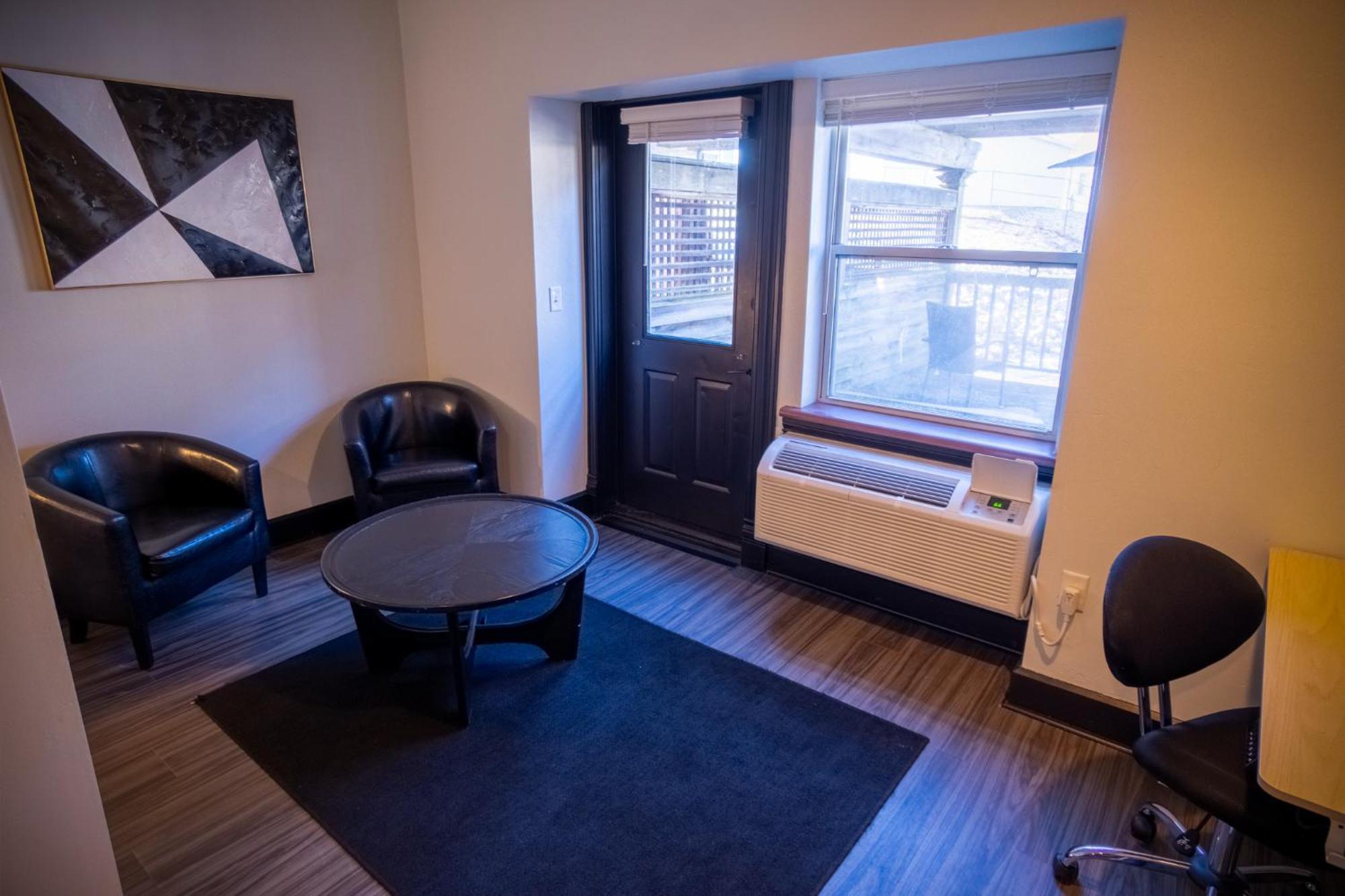 Nuk'S Executive Suites De Pere Exterior photo